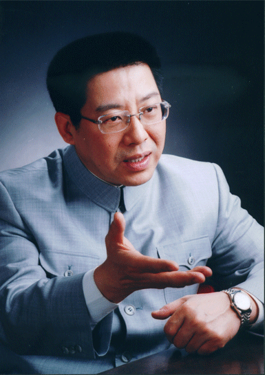 穿着中山装的李扬