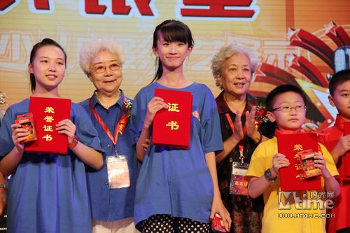 小选手们在台上领奖