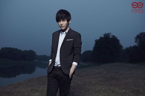 歌坛新人李炜