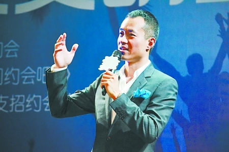 邱启明在主持节目