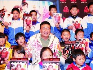 胡军与孩子们亲密合影留念