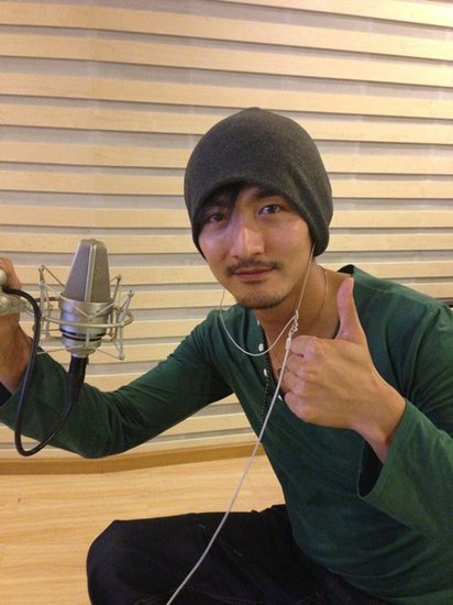 演员宋洋在配音室